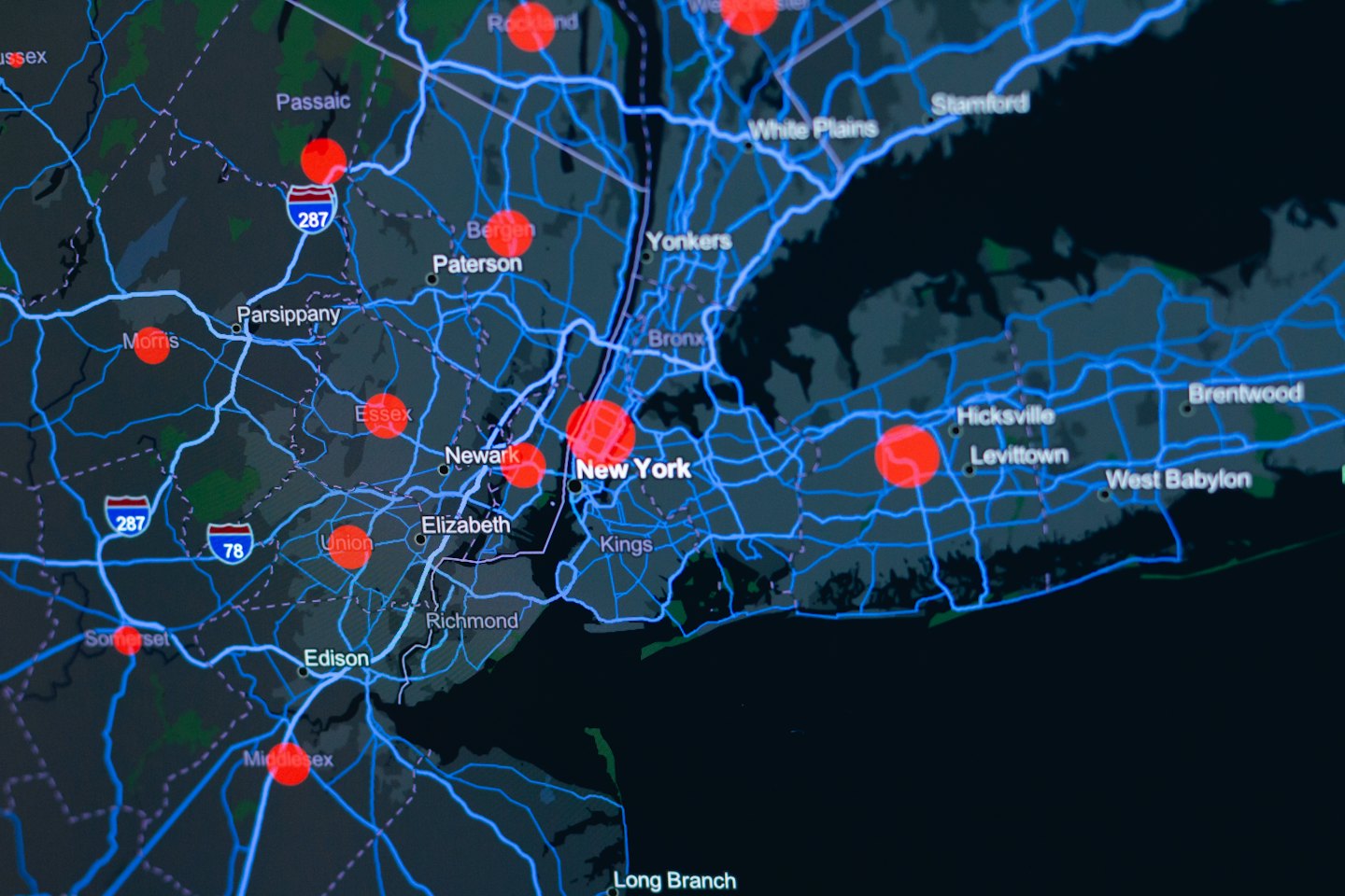 Digitale kaart met blauwe routes en rode datapunten.